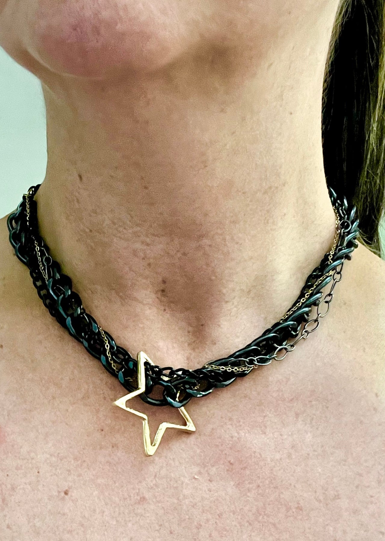 COLLAR NEGRO TURCO CON CHARM EN ESTRELLA DORADA ⭐️