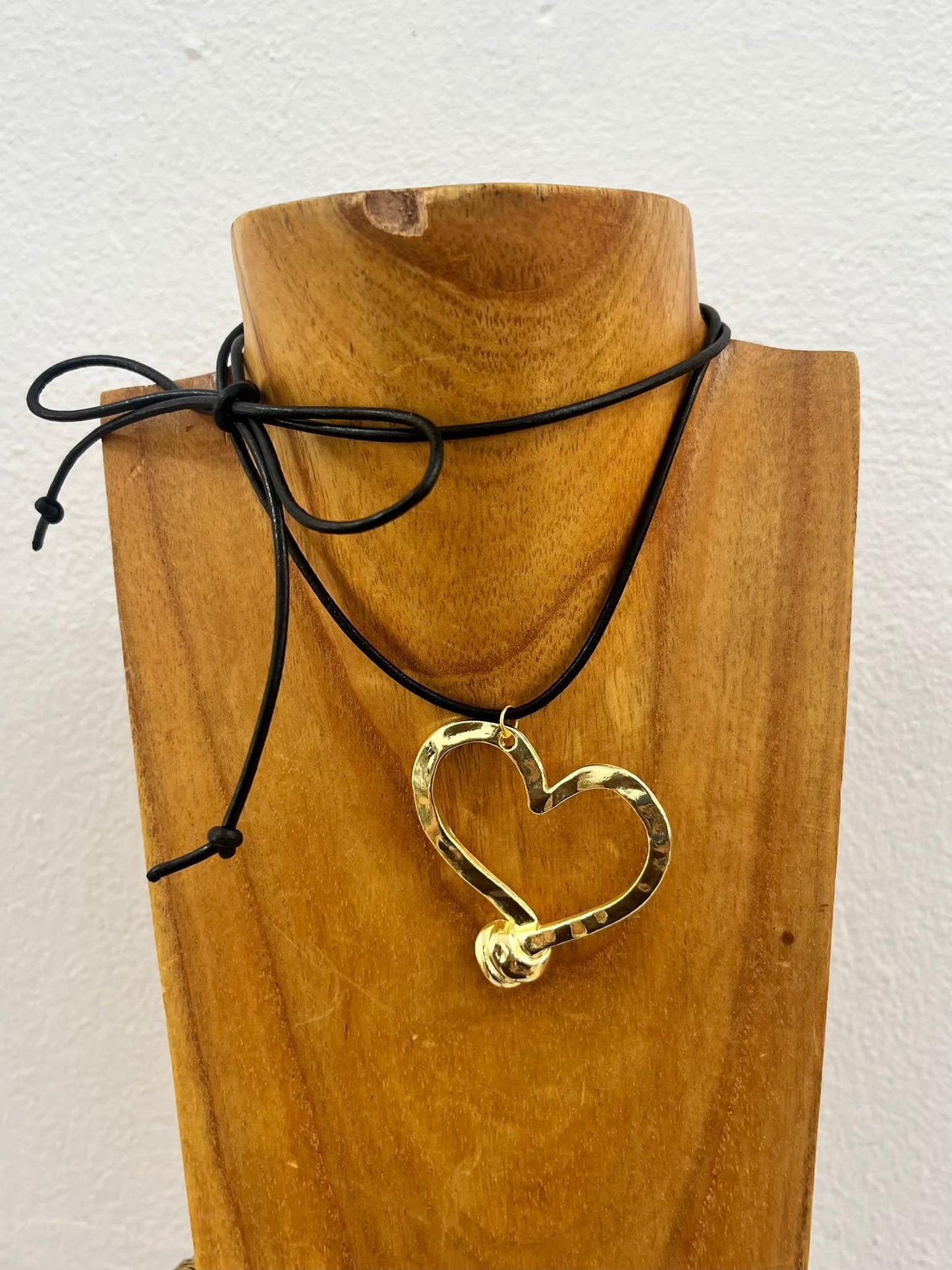 CHOKER CUERO CHARM CORAZÓN DORADO